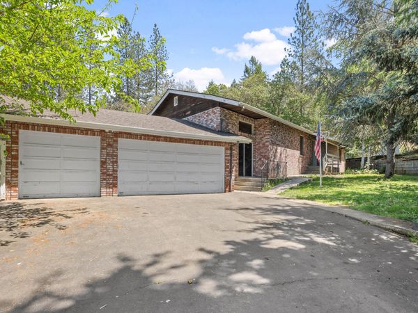 301 Red Spur Drive, Grants Pass, OR 97527