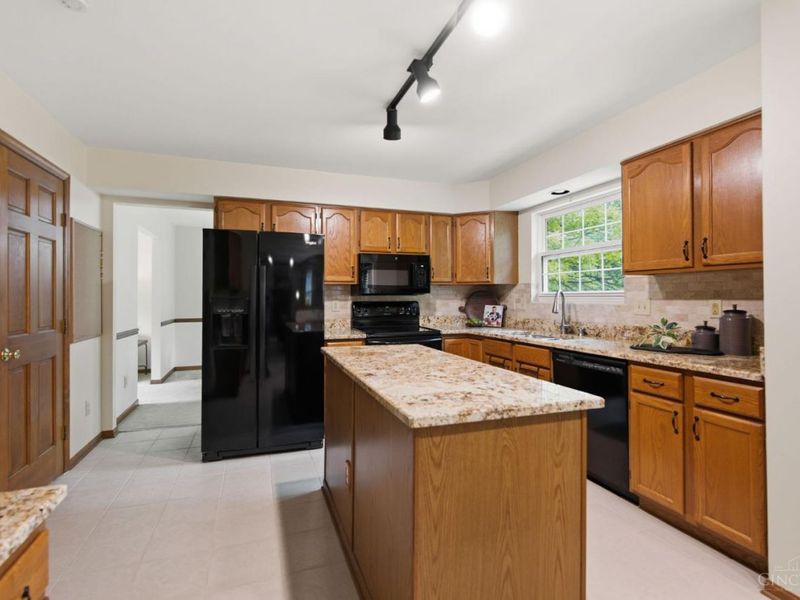 348 Oakwood Park Drive, Delhi Twp, OH 45238 Photo 6