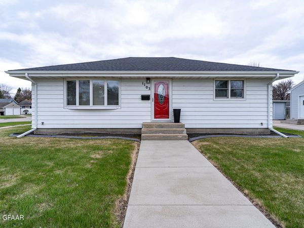 1103 HAMMERLING Avenue, Grand Forks, ND 58201
