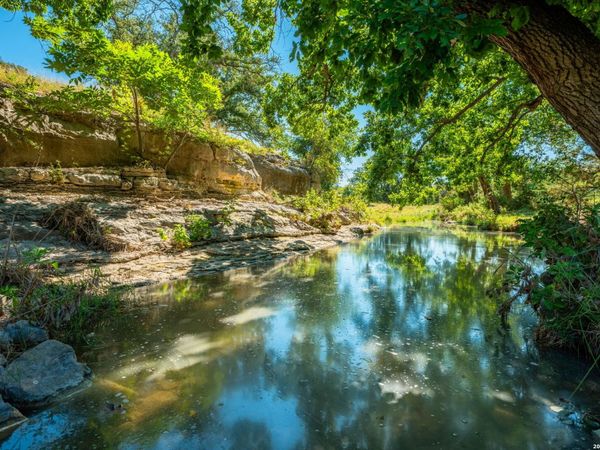 000 Pressler-Henke Rd, Kerrville, TX 78028
