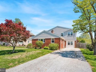 2211 DICKENS LANE, BROOMALL, PA 19008