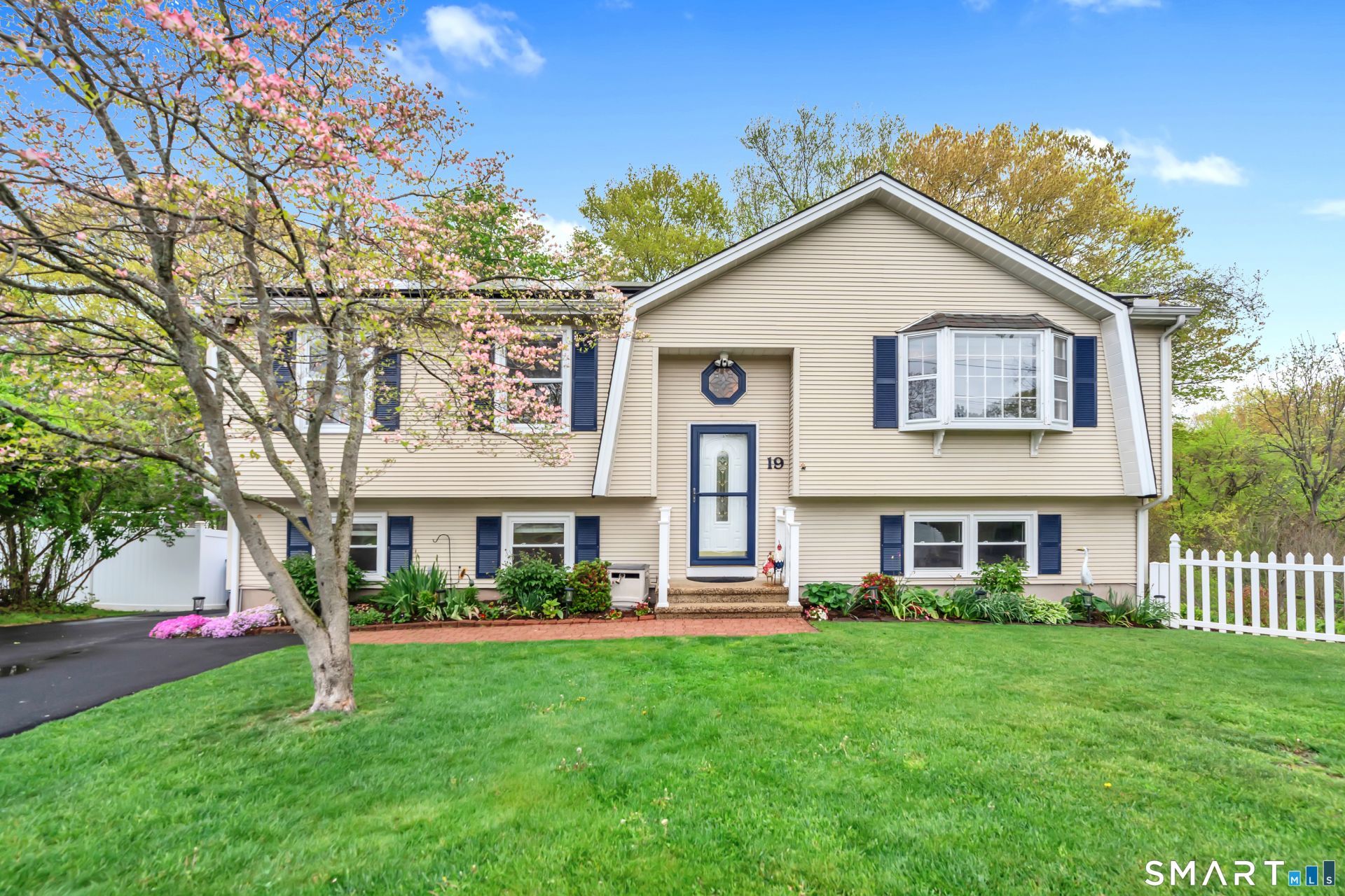 19 Robertson, Hamden, CT 06518 Main Photo