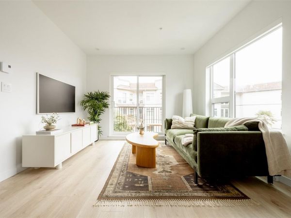 1075 Tillicum Rd, Unit #211, Esquimalt, BC V9A 2A4