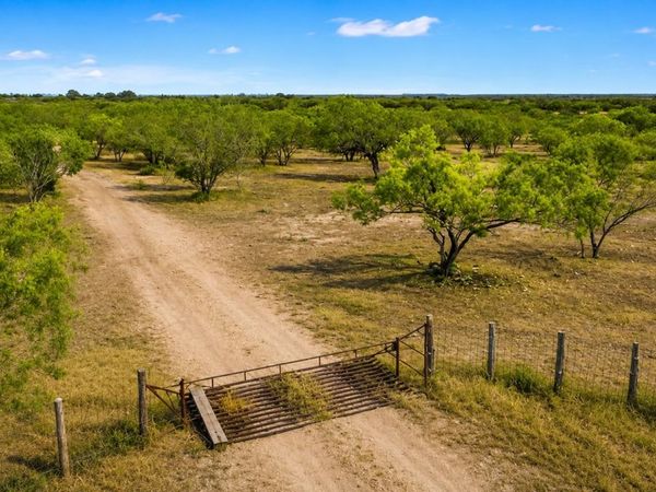 5 CR 171, Nixon, TX 78140