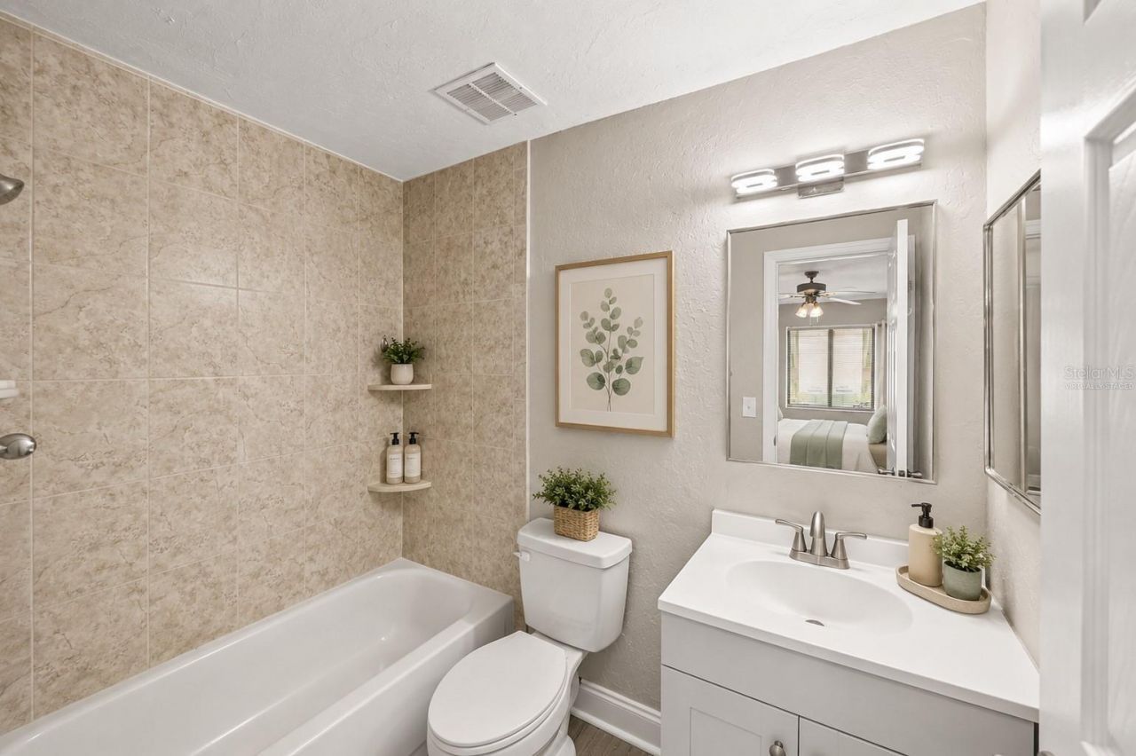 2717 Hidden Lake Boulevard, Unit B, Sarasota, FL 34237 Photo
