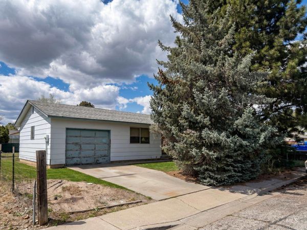 1305 N 2nd E, Mountain Home, ID 83647