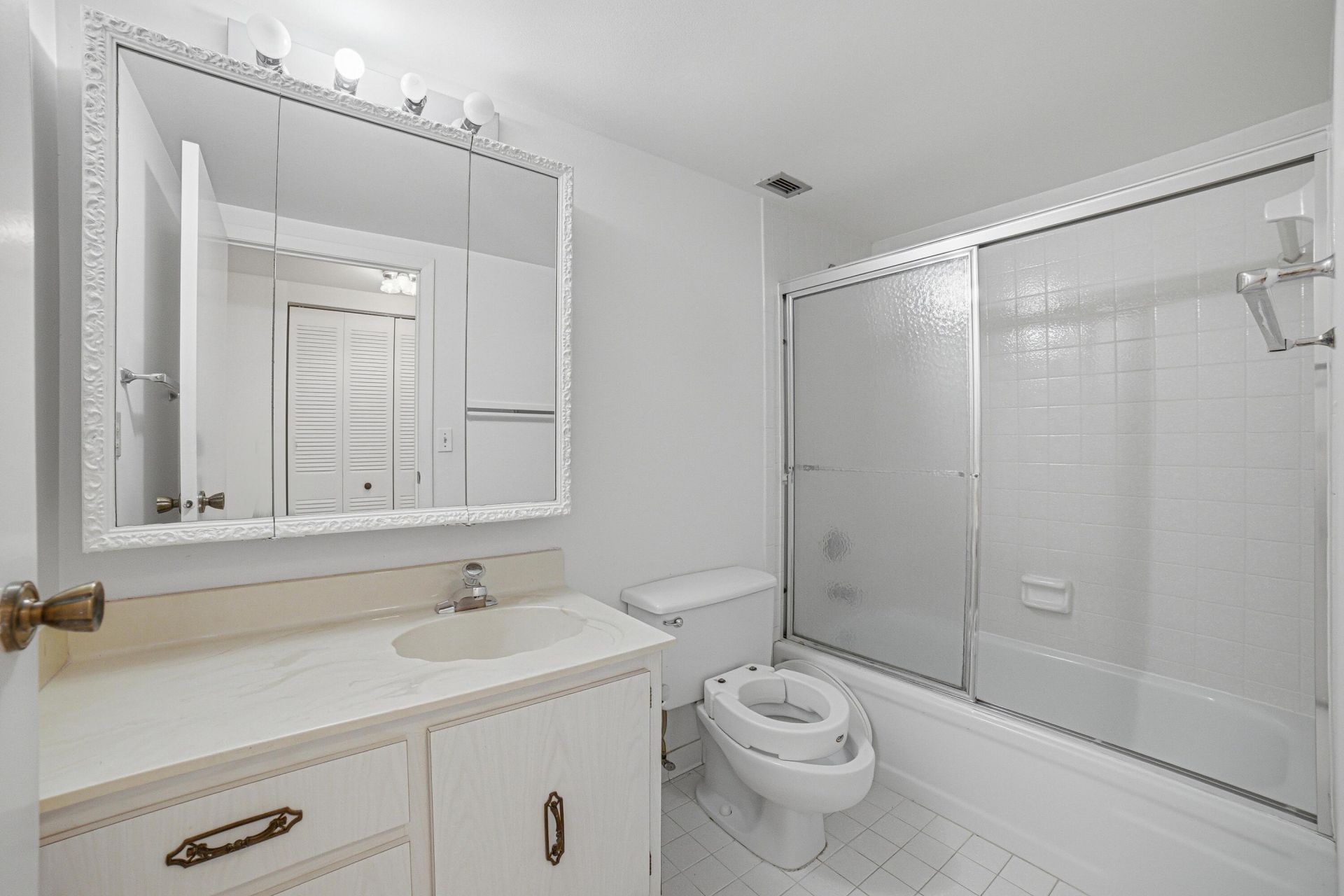 600 Three Islands Boulevard, Unit 121, Hallandale Beach, FL 33009 Photo