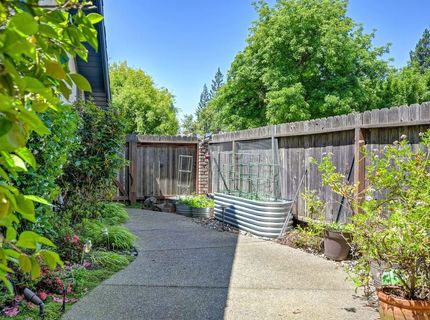 7671 Greenhaven Dr, Sacramento, CA 95831 Photo