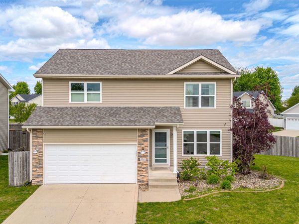 9305 Red Sunset Drive, West Des Moines, IA 50266