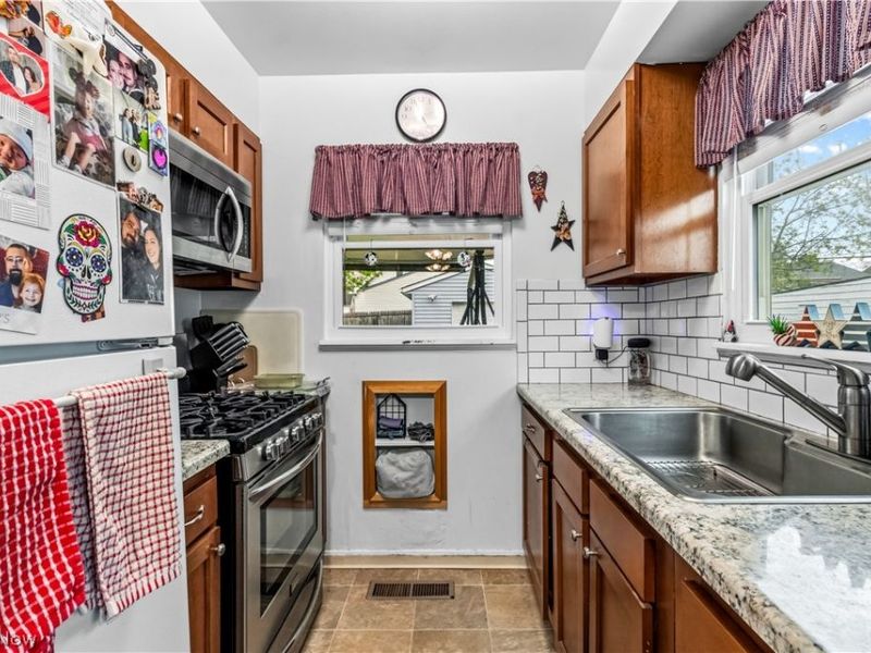 3706 Archmere Avenue, Cleveland, OH 44109 Photo 13
