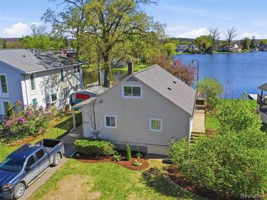 9114 Pontiac Lake Road, White Lake Twp, MI 48386