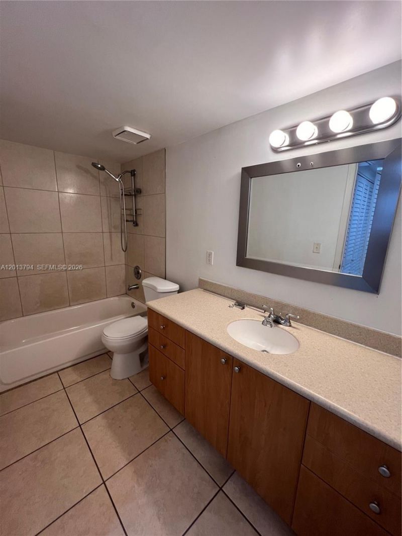 8373 Lake Dr , Unit 202, Doral, FL 33166 Photo