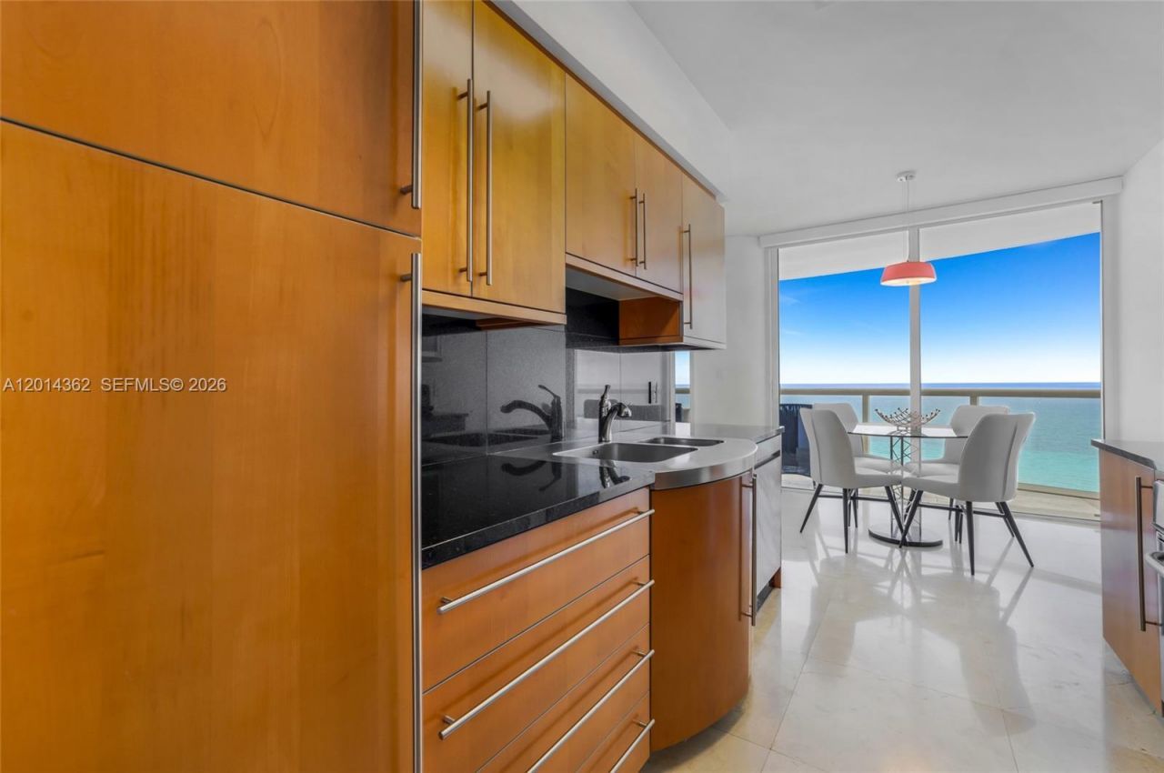 6365 Collins Ave , Unit 3202, Miami Beach, FL 33141 Photo
