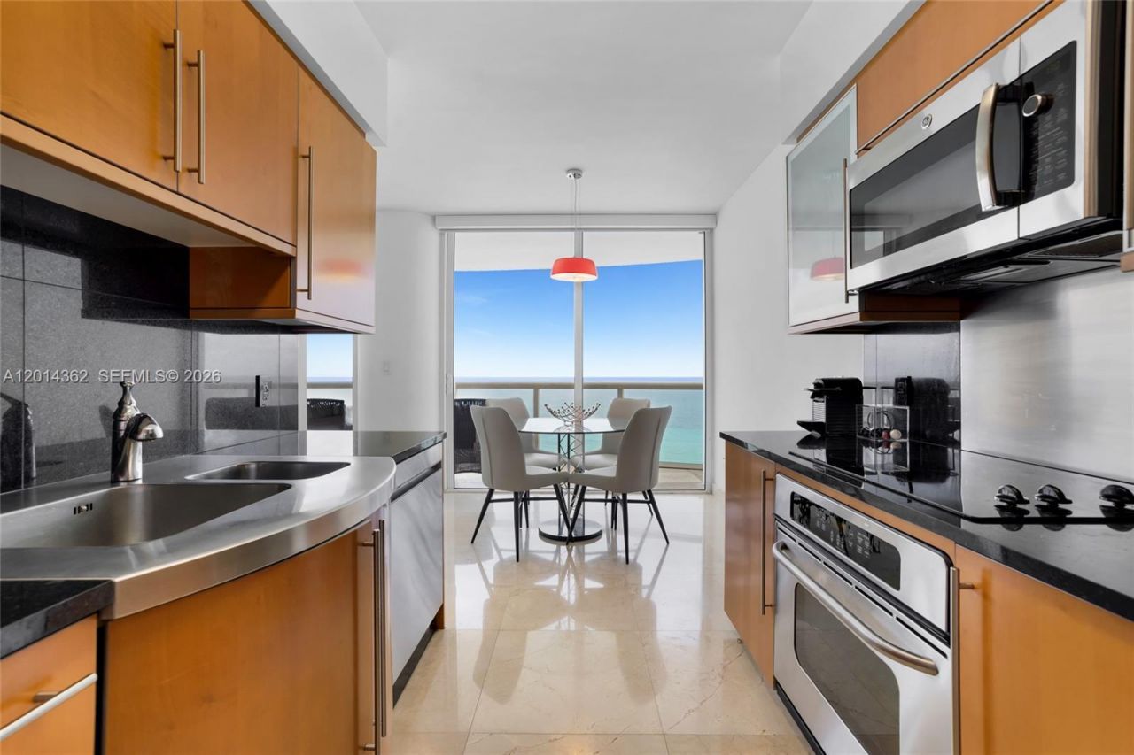 6365 Collins Ave , Unit 3202, Miami Beach, FL 33141 Photo