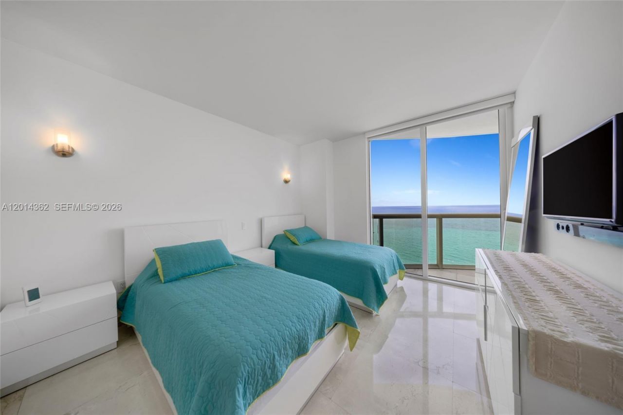 6365 Collins Ave , Unit 3202, Miami Beach, FL 33141 Photo