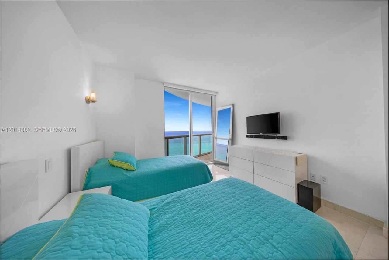 6365 Collins Ave , Unit 3202, Miami Beach, FL 33141 Photo
