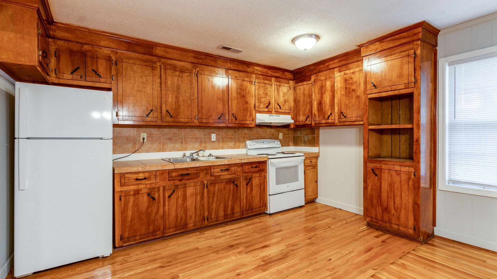 692 York Street Photo 11