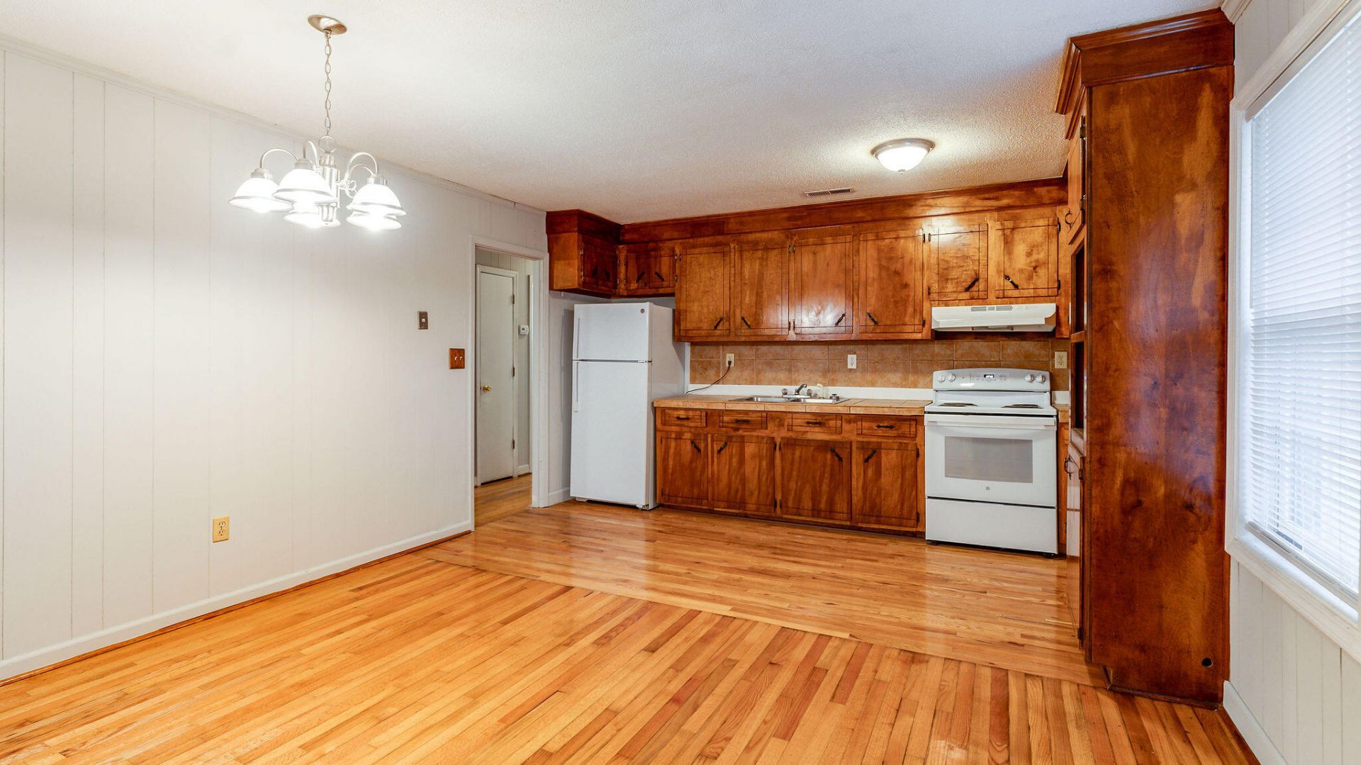 692 York Street Photo 13