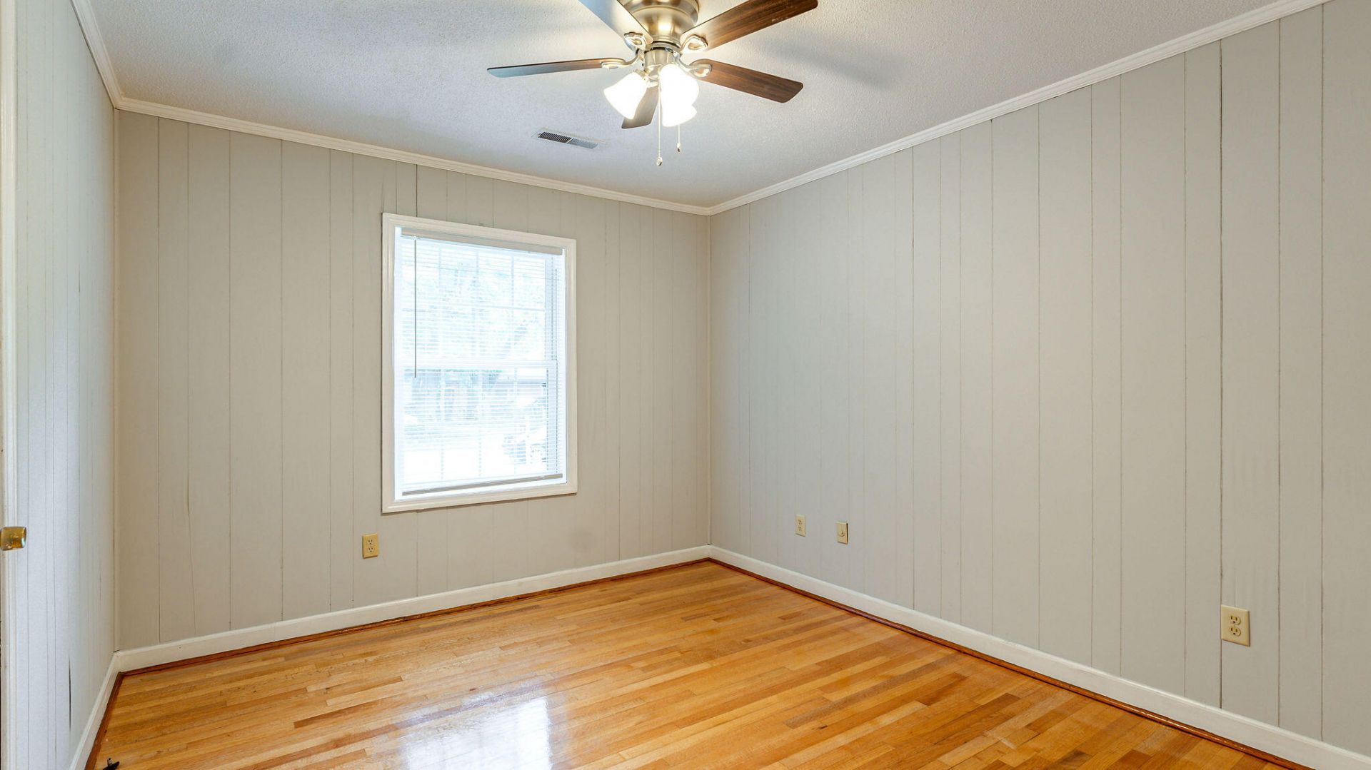 692 York Street Photo 14