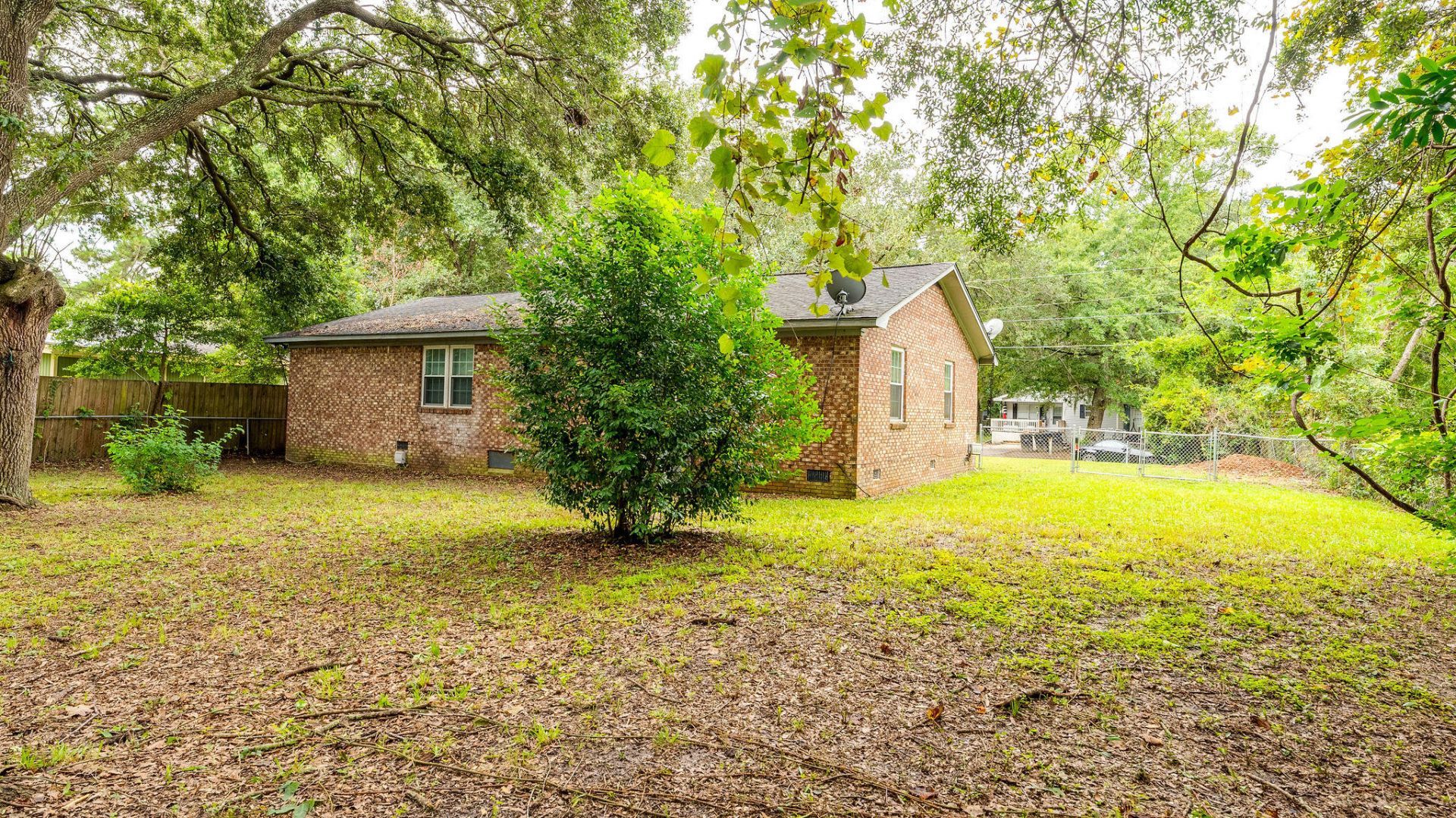 692 York Street Photo 25