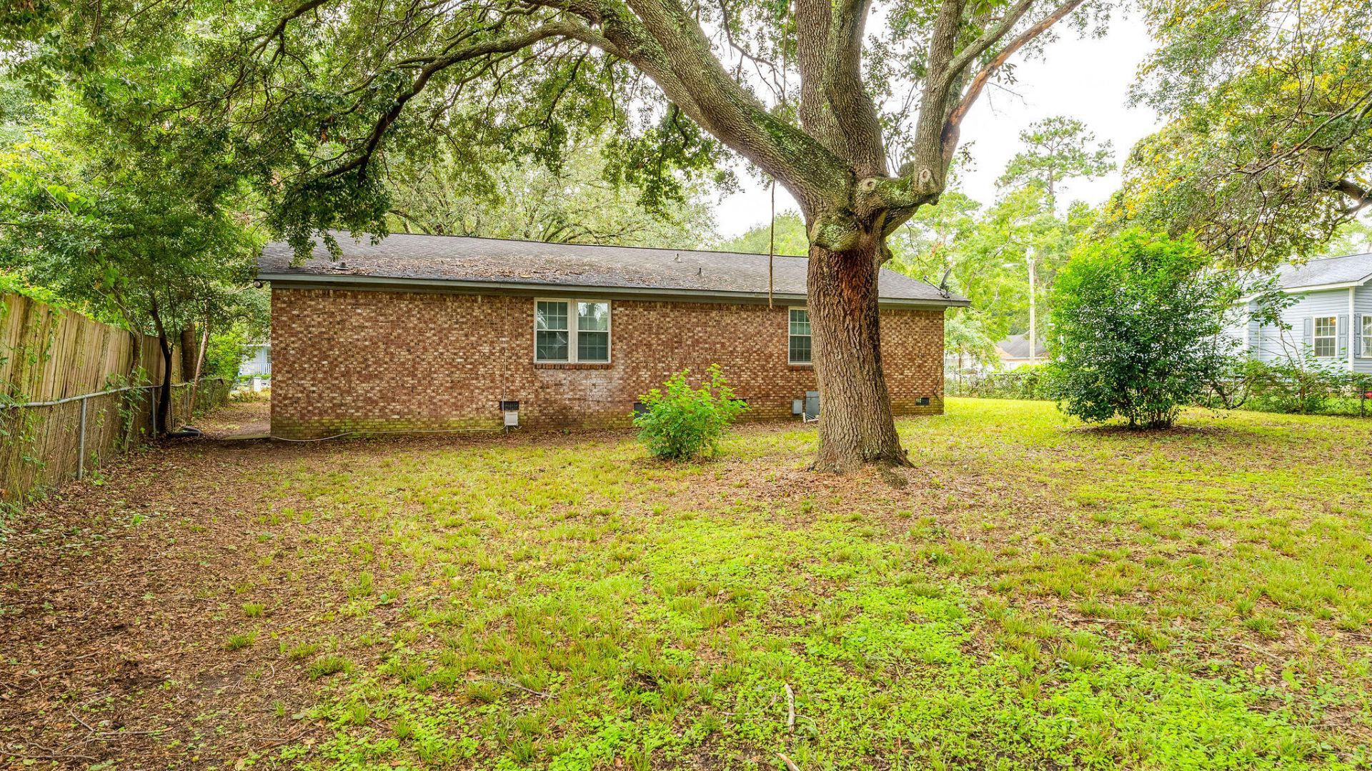 692 York Street Photo 26