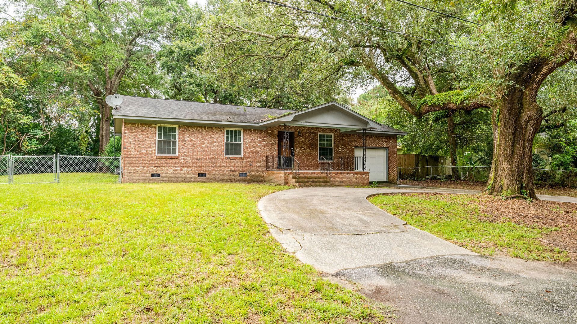 692 York Street Photo 4