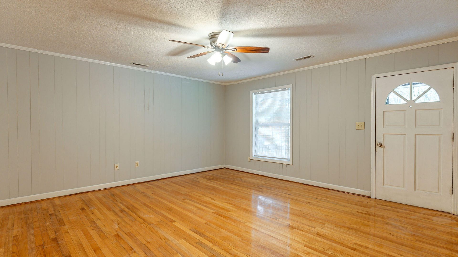 692 York Street Photo 8