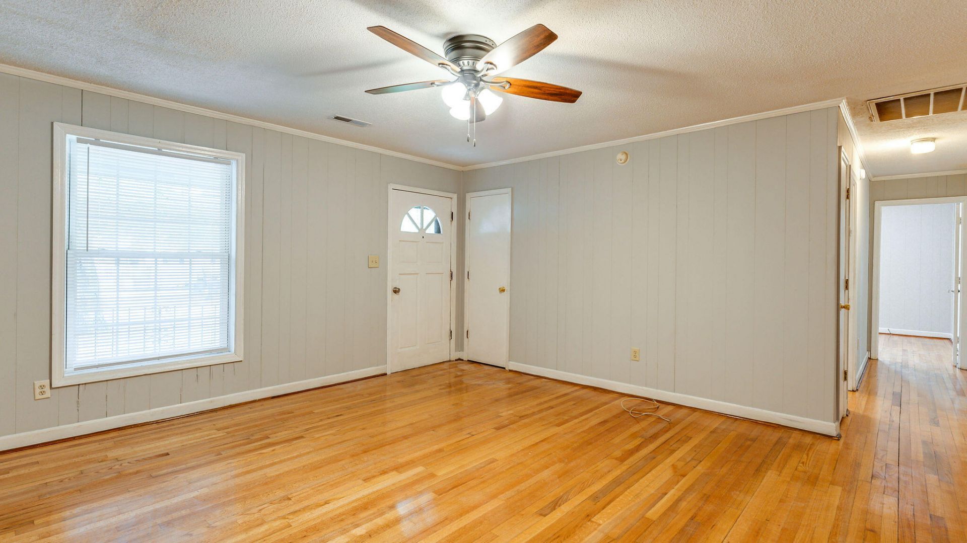 692 York Street Photo 9