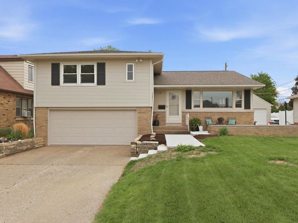 2528 28th Street , Moline, IL 61265