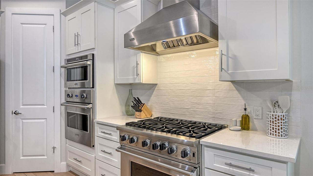 1537 Siesta Drive, Sarasota, FL 34239 Photo