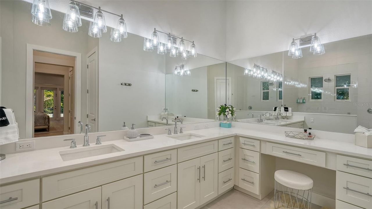 1537 Siesta Drive, Sarasota, FL 34239 Photo