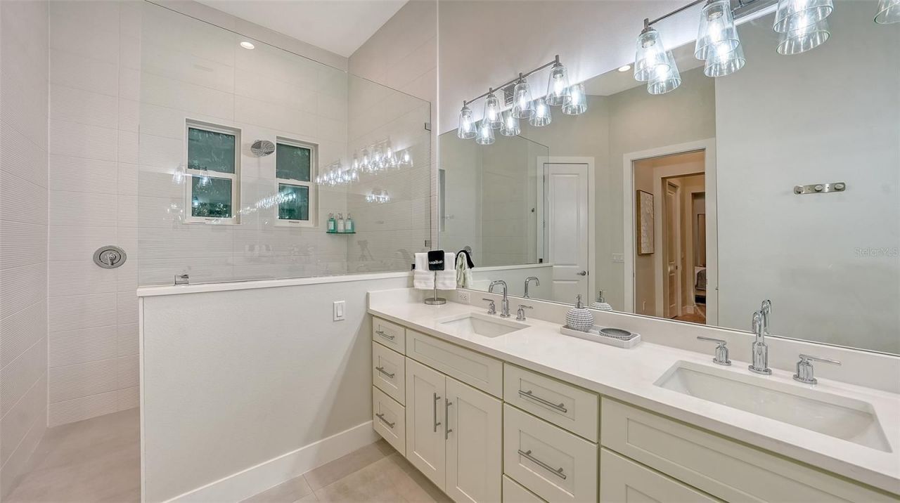 1537 Siesta Drive, Sarasota, FL 34239 Photo