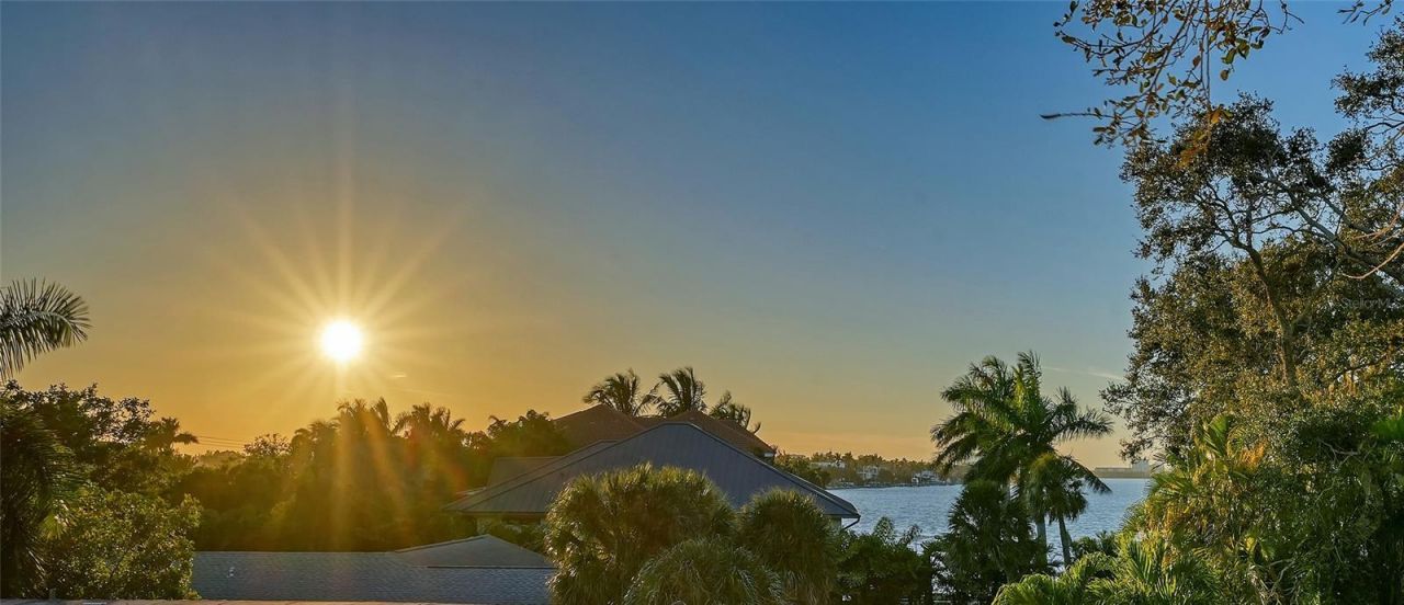 1537 Siesta Drive, Sarasota, FL 34239 Photo