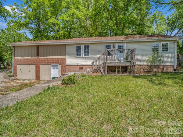 1916 Old Spartanburg Road , Hendersonville, NC 28792
