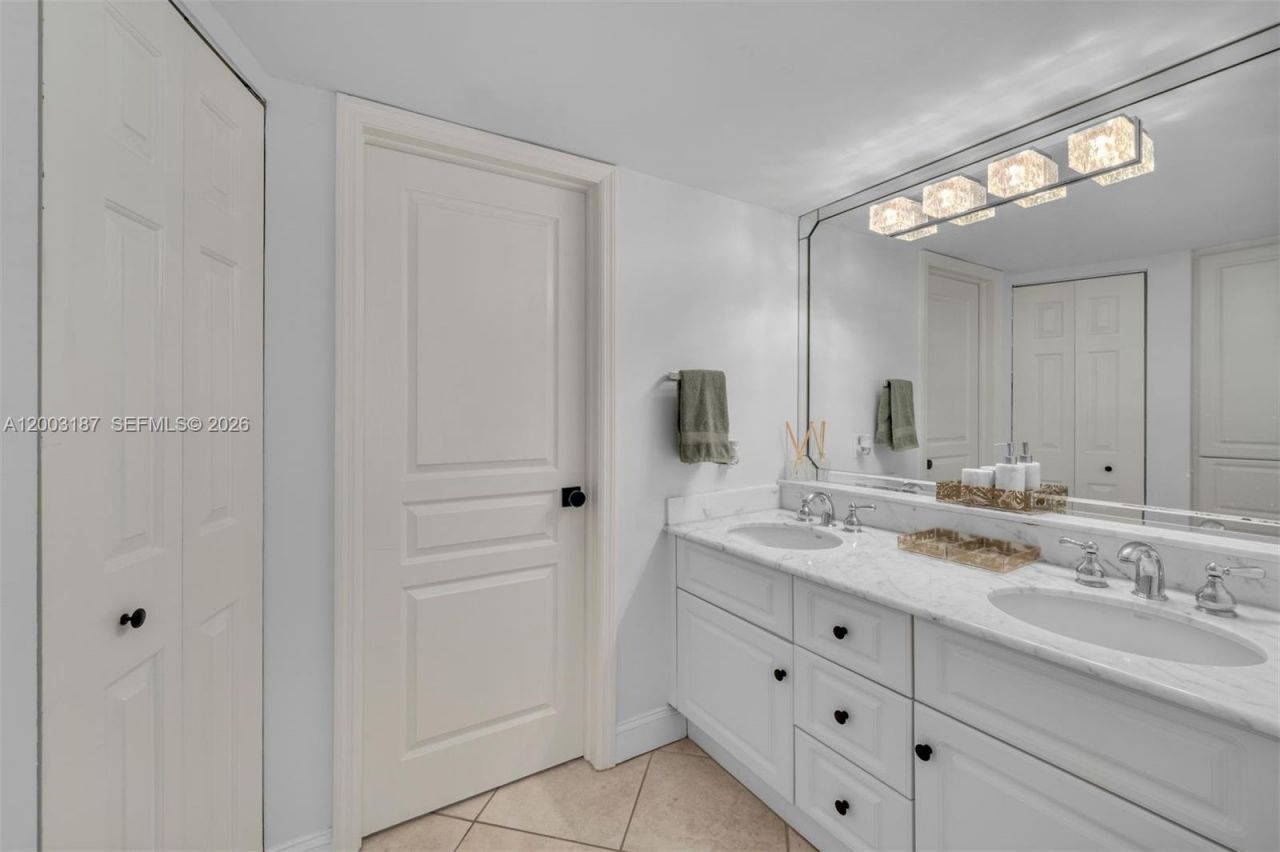 881 Ocean Dr, Unit 3E, Key Biscayne, FL 33149 Photo