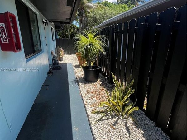 1412 NE 17th Ct, Unit 1-2, Fort Lauderdale, FL 33305
