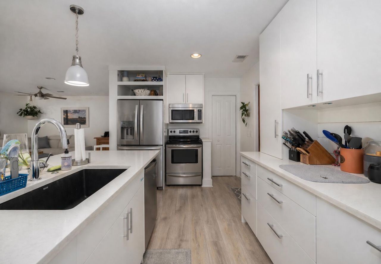 708 Kent Street Photo 14