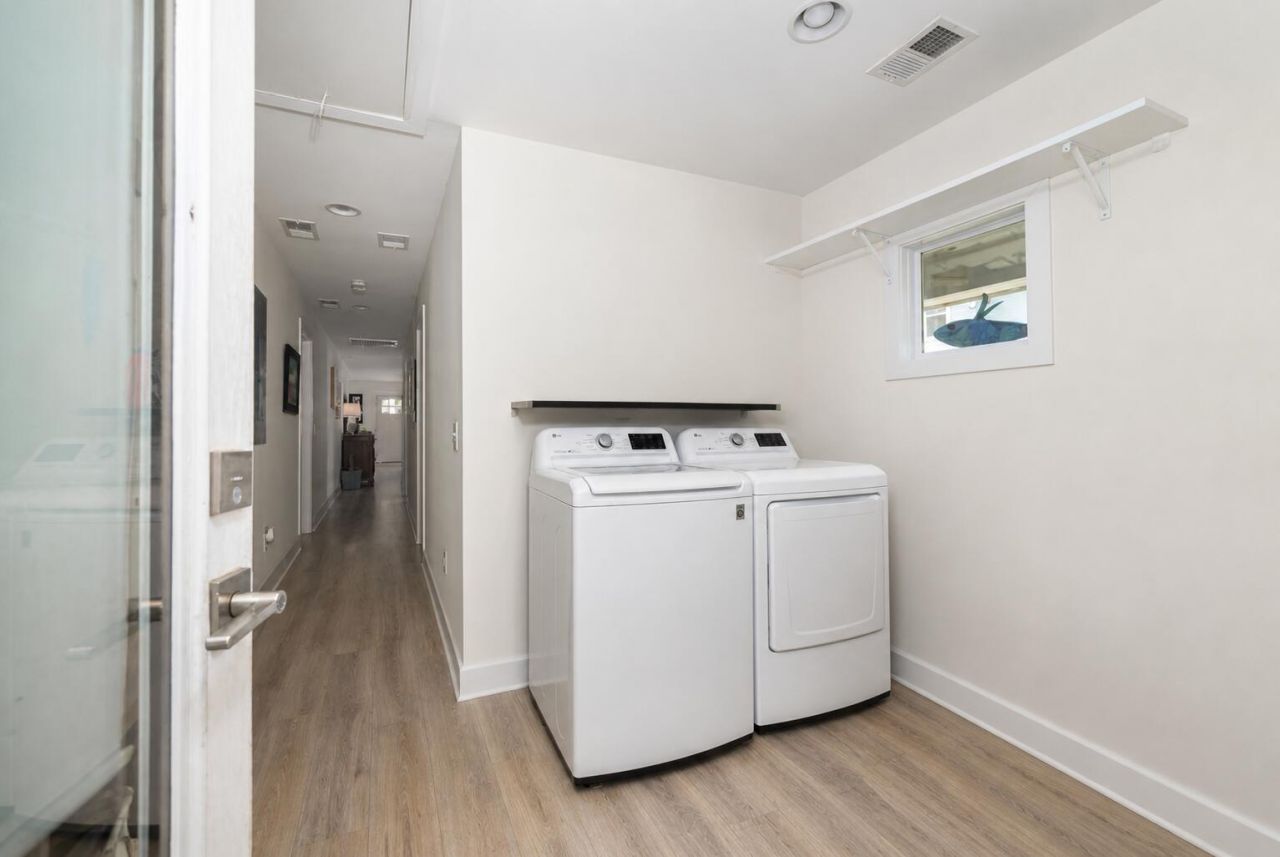 708 Kent Street Photo 25