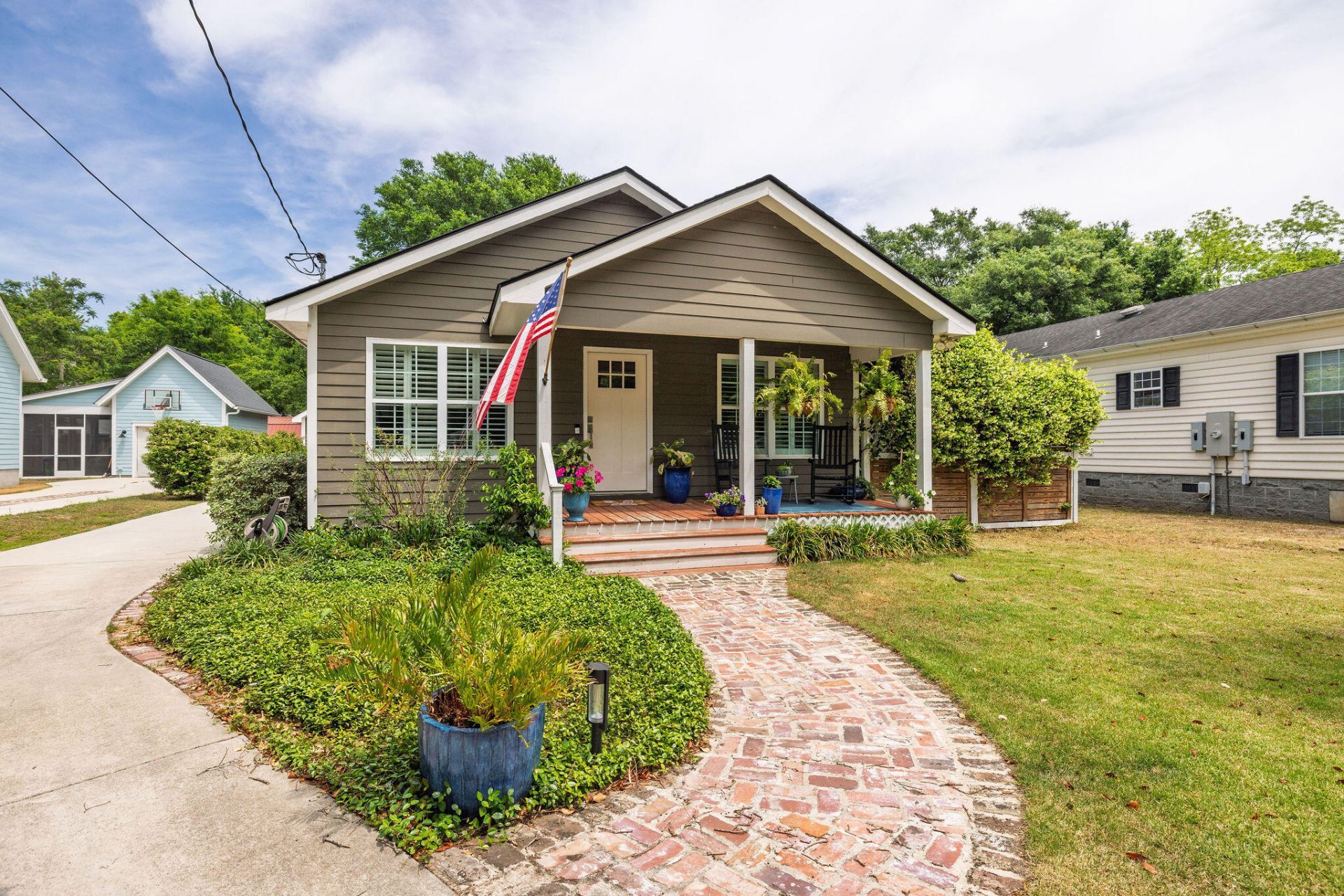 708 Kent Street Photo 4