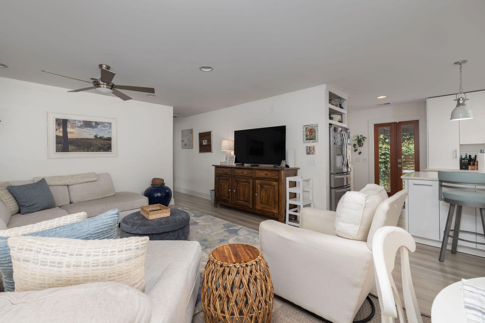 708 Kent Street Photo 6
