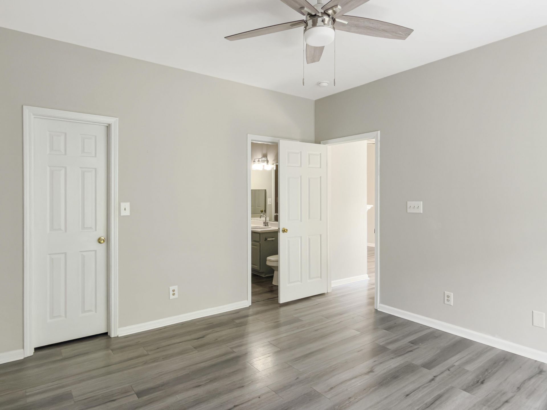 1600 Long Grove Drive Photo 13
