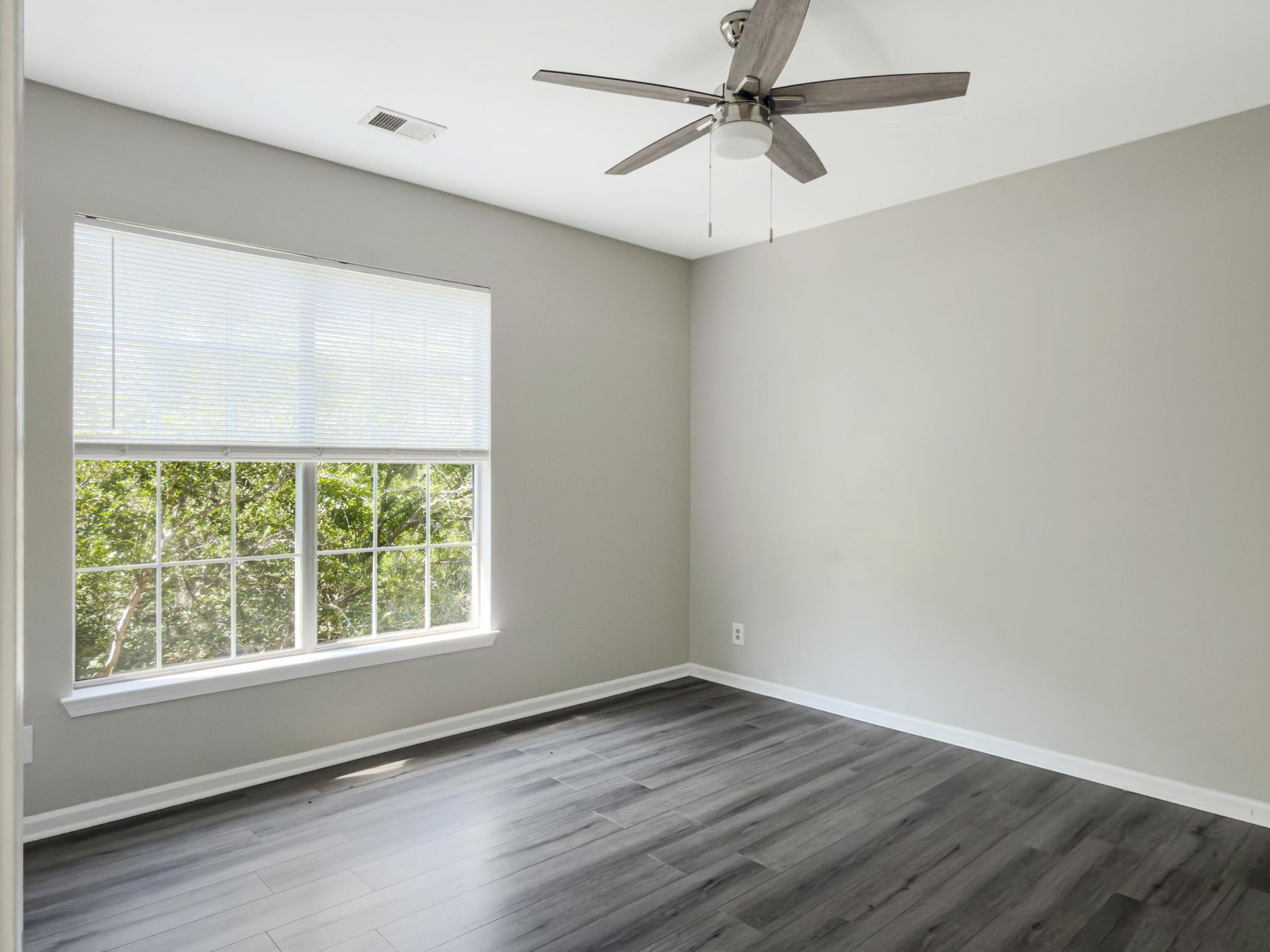 1600 Long Grove Drive Photo 14