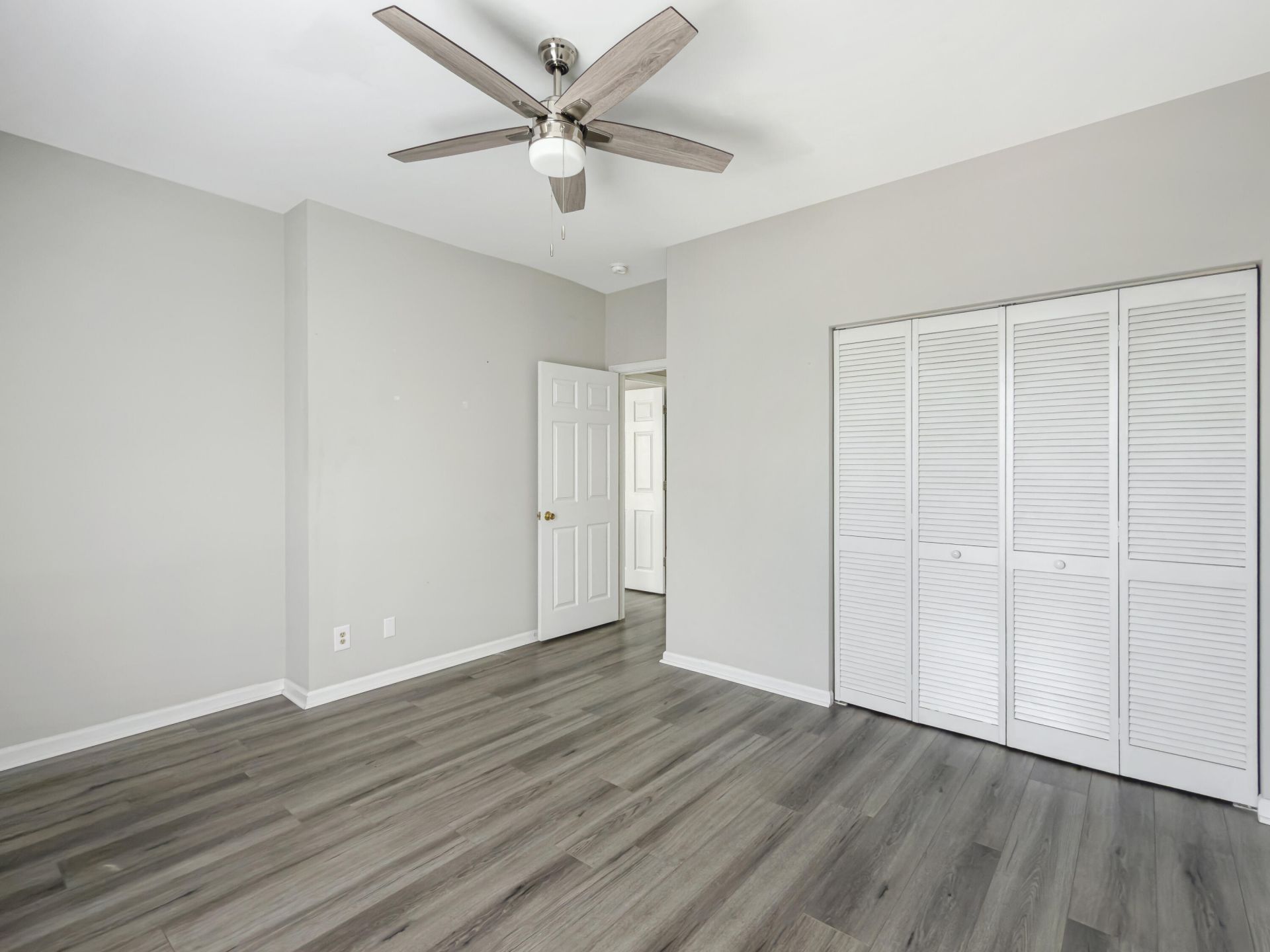 1600 Long Grove Drive Photo 17