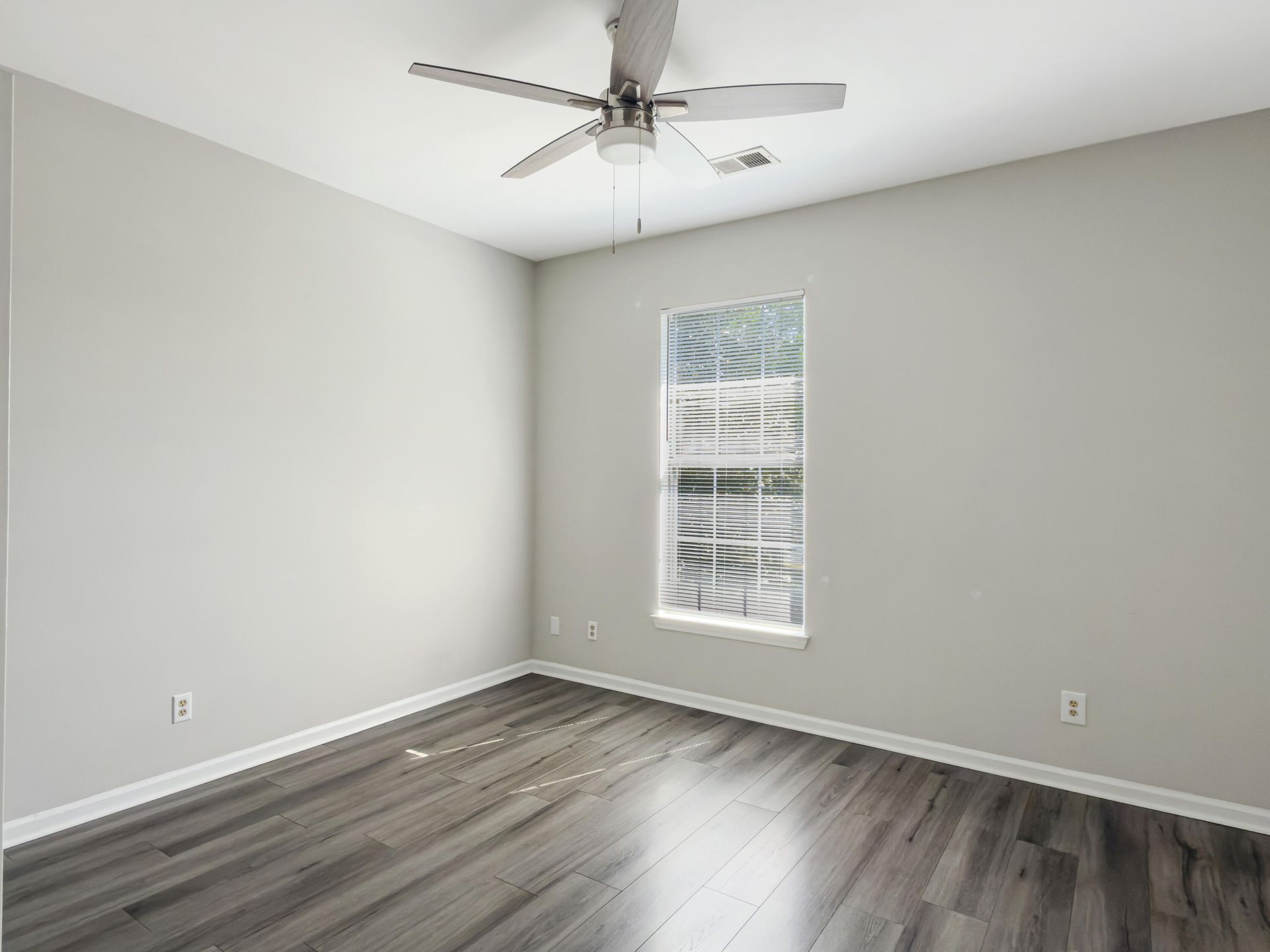 1600 Long Grove Drive Photo 18