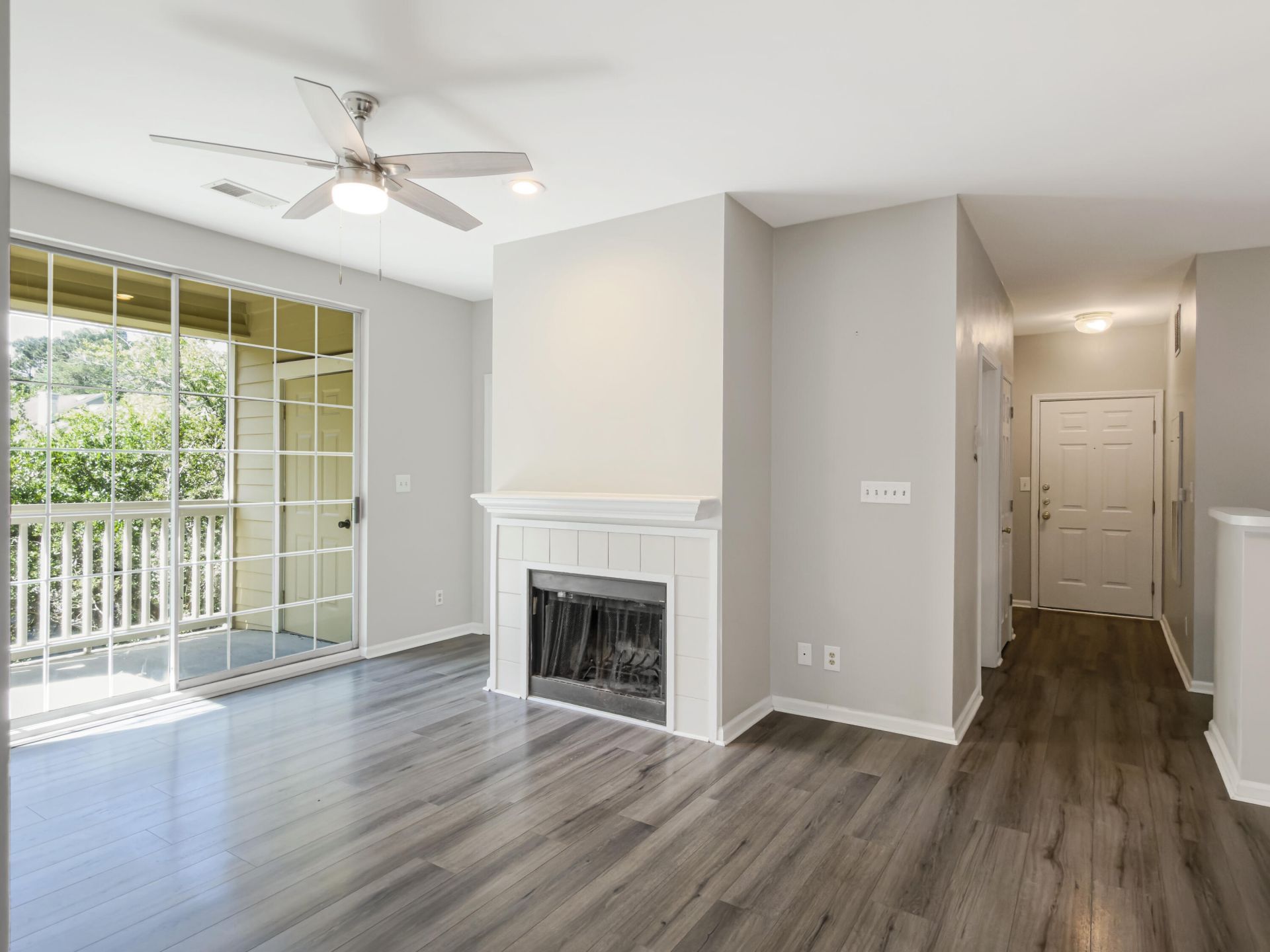 1600 Long Grove Drive Photo 4