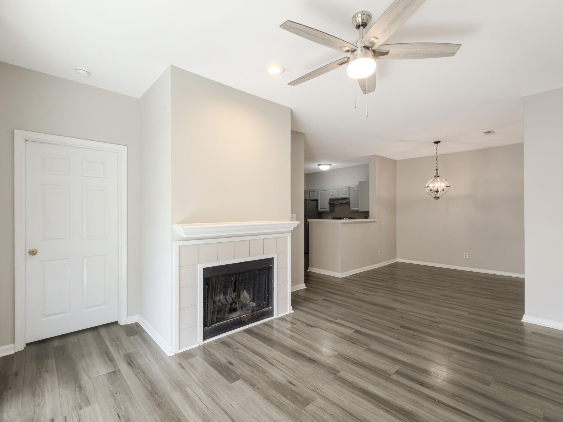 1600 Long Grove Drive Photo 6