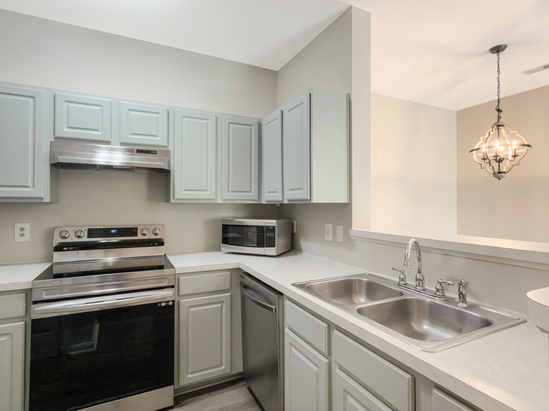 1600 Long Grove Drive Photo 8