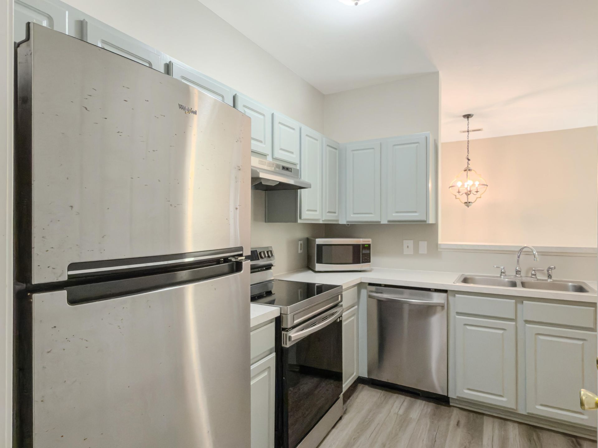 1600 Long Grove Drive Photo 9