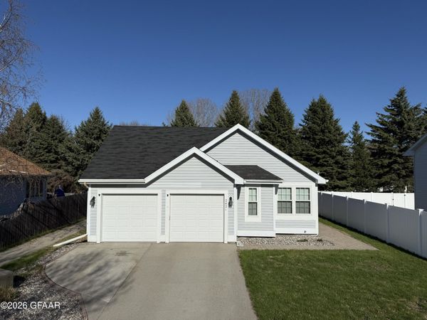 2421 GLEN Circle, Grand Forks, ND 58201