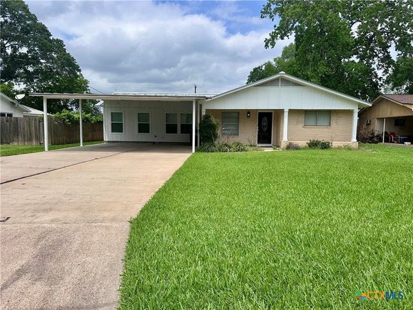 608 W Thomas , Cuero, TX 77954